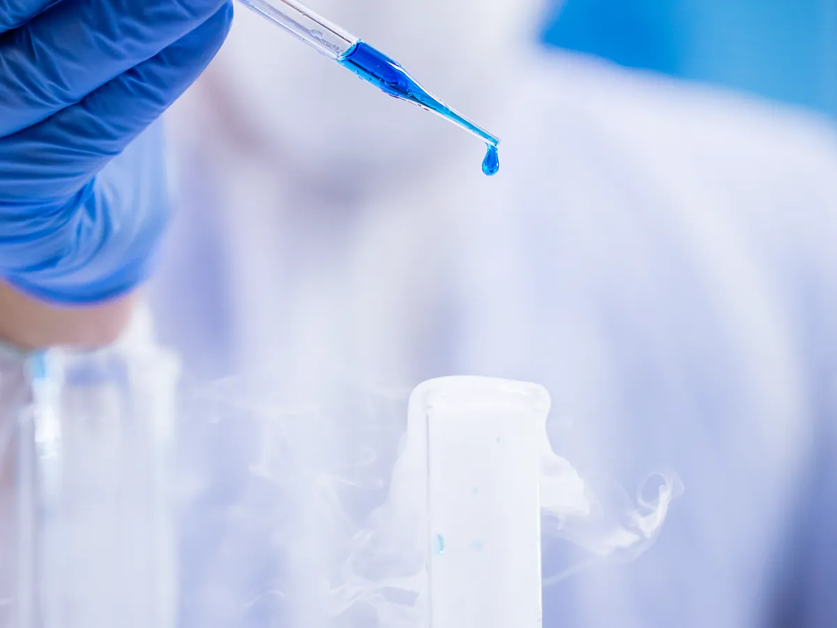 Pipeta dosificando un reactivo en un laboratorio de la industria química